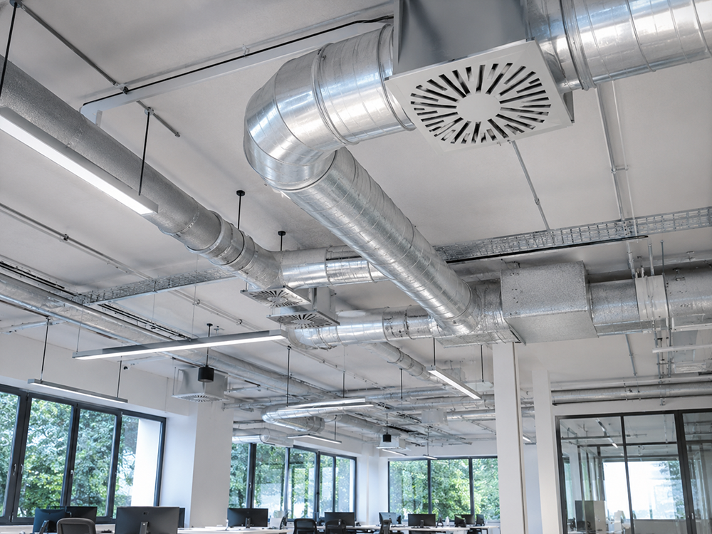 Moderne L&uuml;ftungsanlage mit Luftkan&auml;len und Luftausl&auml;ssen in einem B&uuml;rogeb&auml;ude als Beispiel f&uuml;r L&uuml;ftungsplanung und Klimatechnik